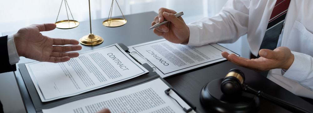 Le choix crucial entre cabinet juridique et avocat individuel