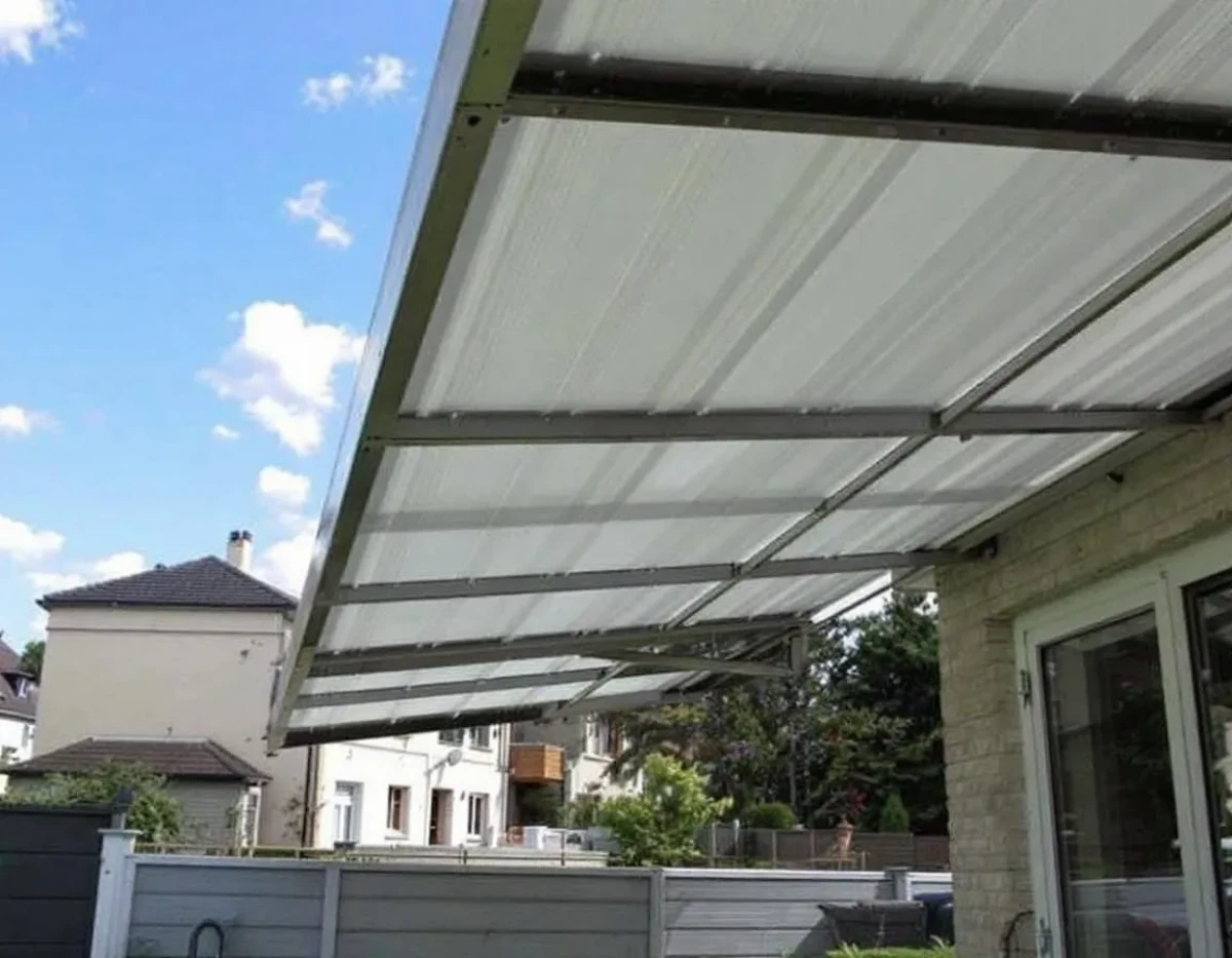 Les Pergolas face aux Normes de Sécurité Incendie : Guide Complet pour une Installation Conforme
